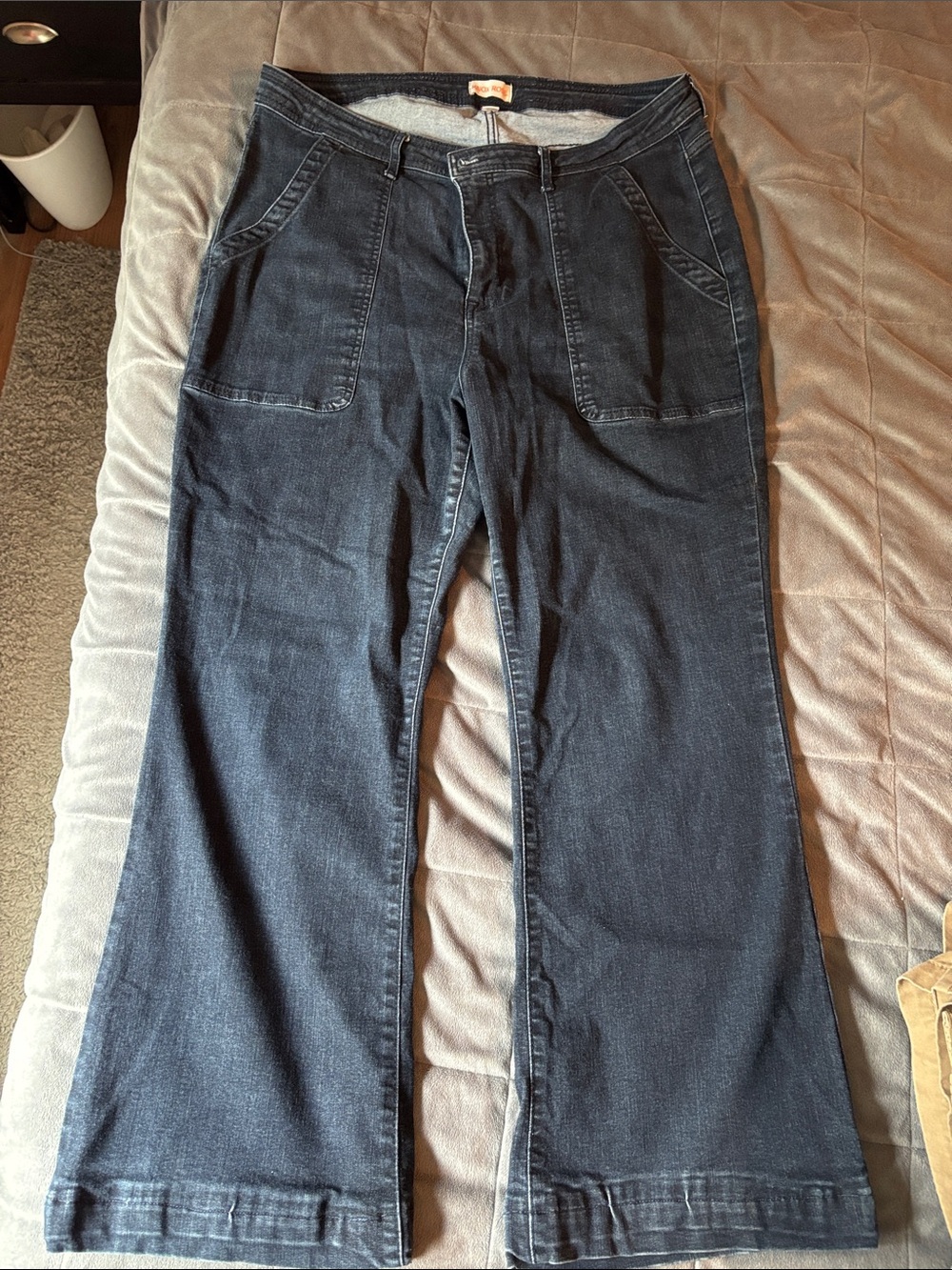 Women’s dark blue flare-Leg Jeans